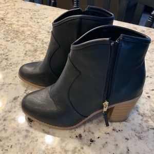 Women’s black heeled booties!